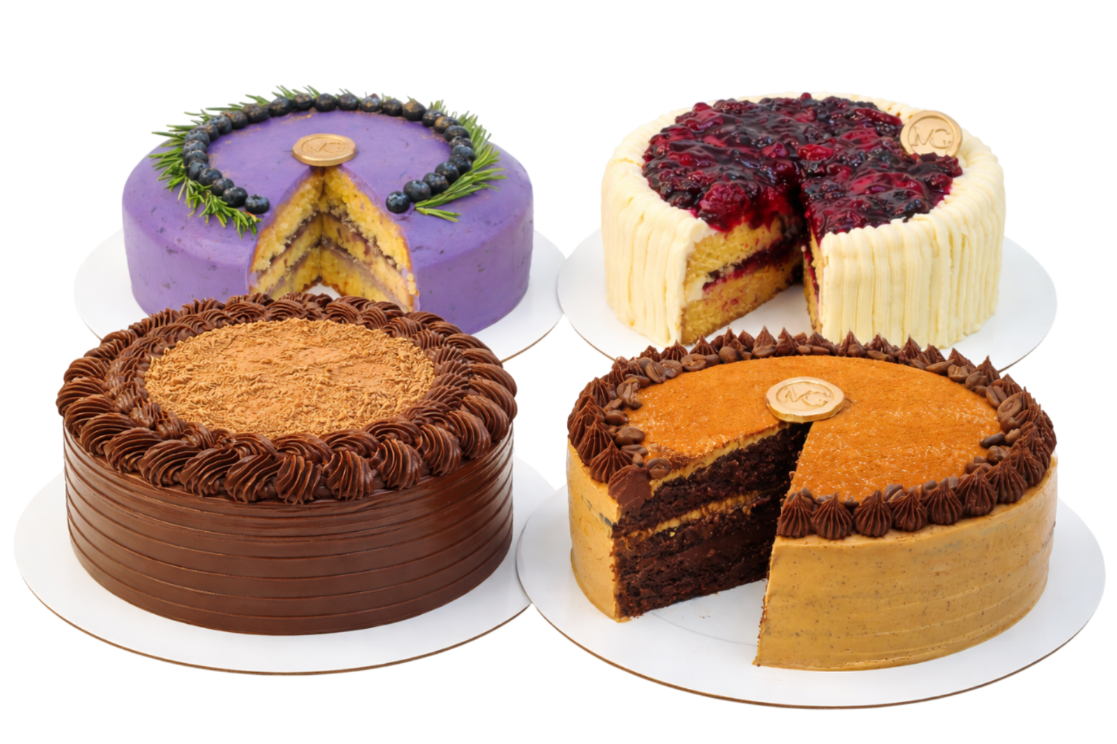Porciones de torta de chocolate y frutos del bosque